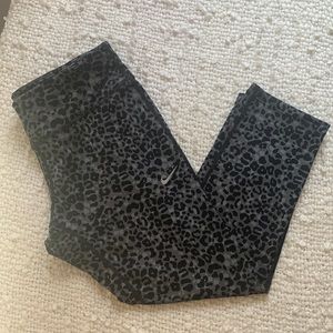 COPY - Nike Leopard Print Running Tights 3/4 length Size Large